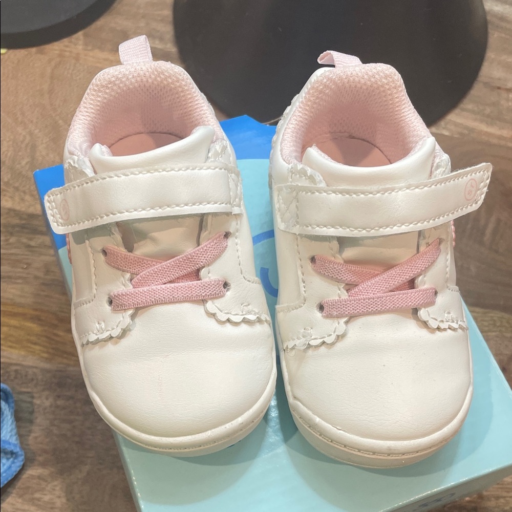 Toddler White & Pink munchkin by stride rite size 5 M